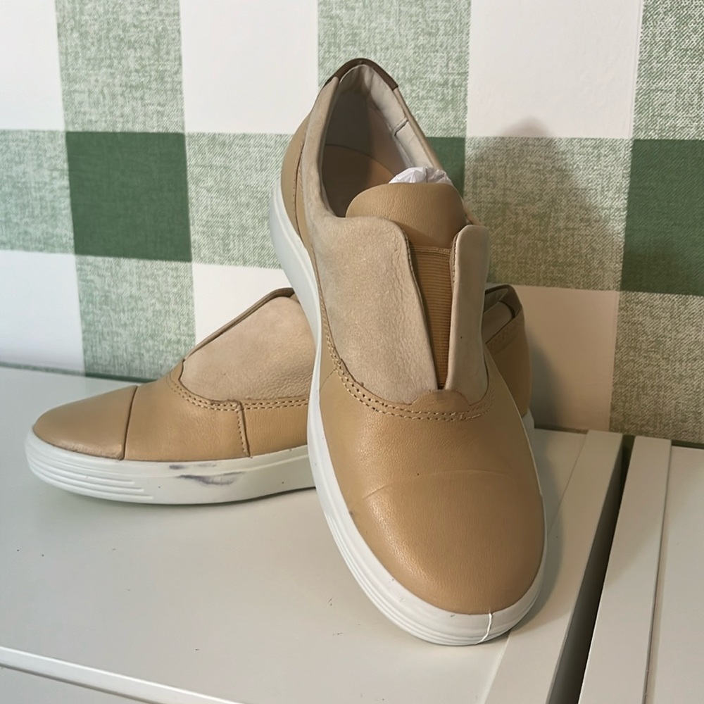 NWOT ECCO Soft 7 II Slip On Size 35 M Tan with Leather Accents